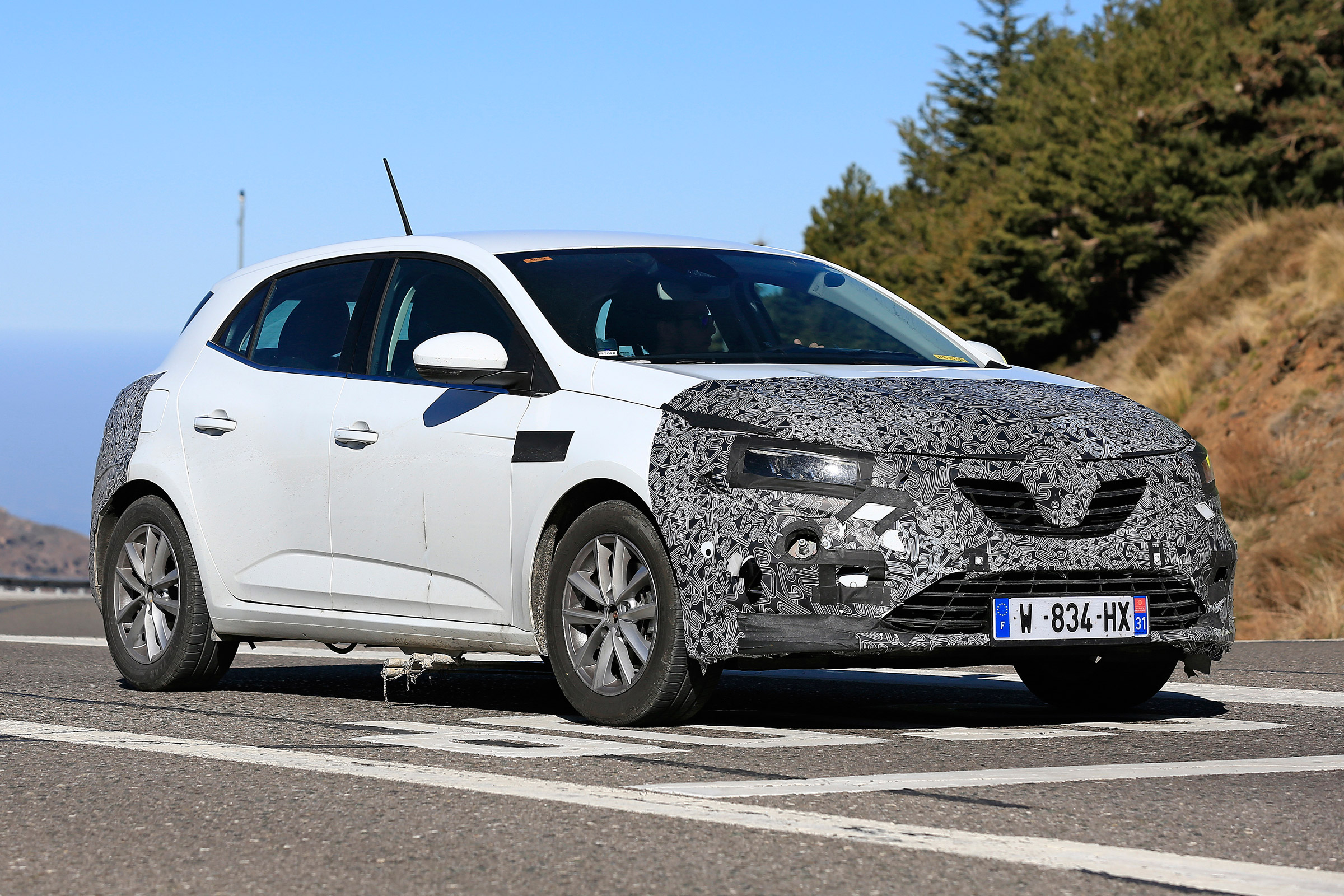 Renault Megane facelift spy shots