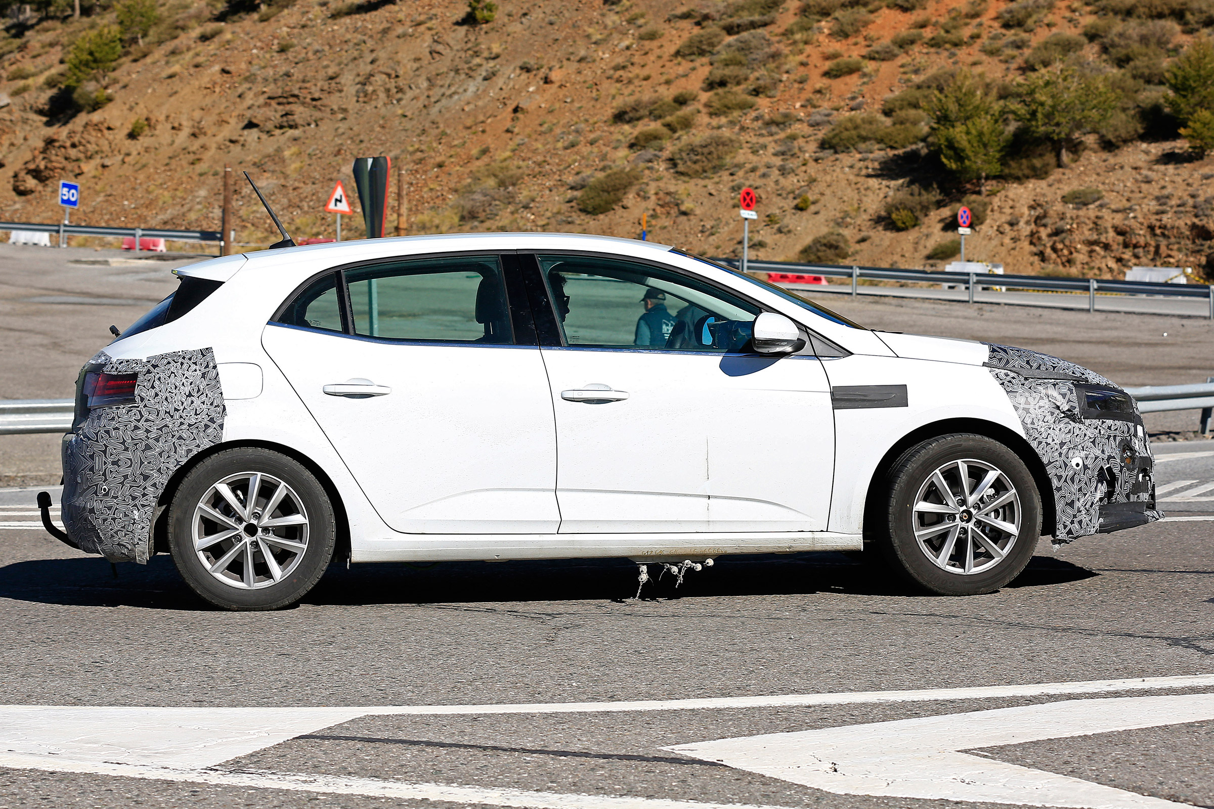 Renault Megane facelift spy shots 