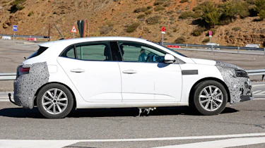 Renault Megane facelift spy shots