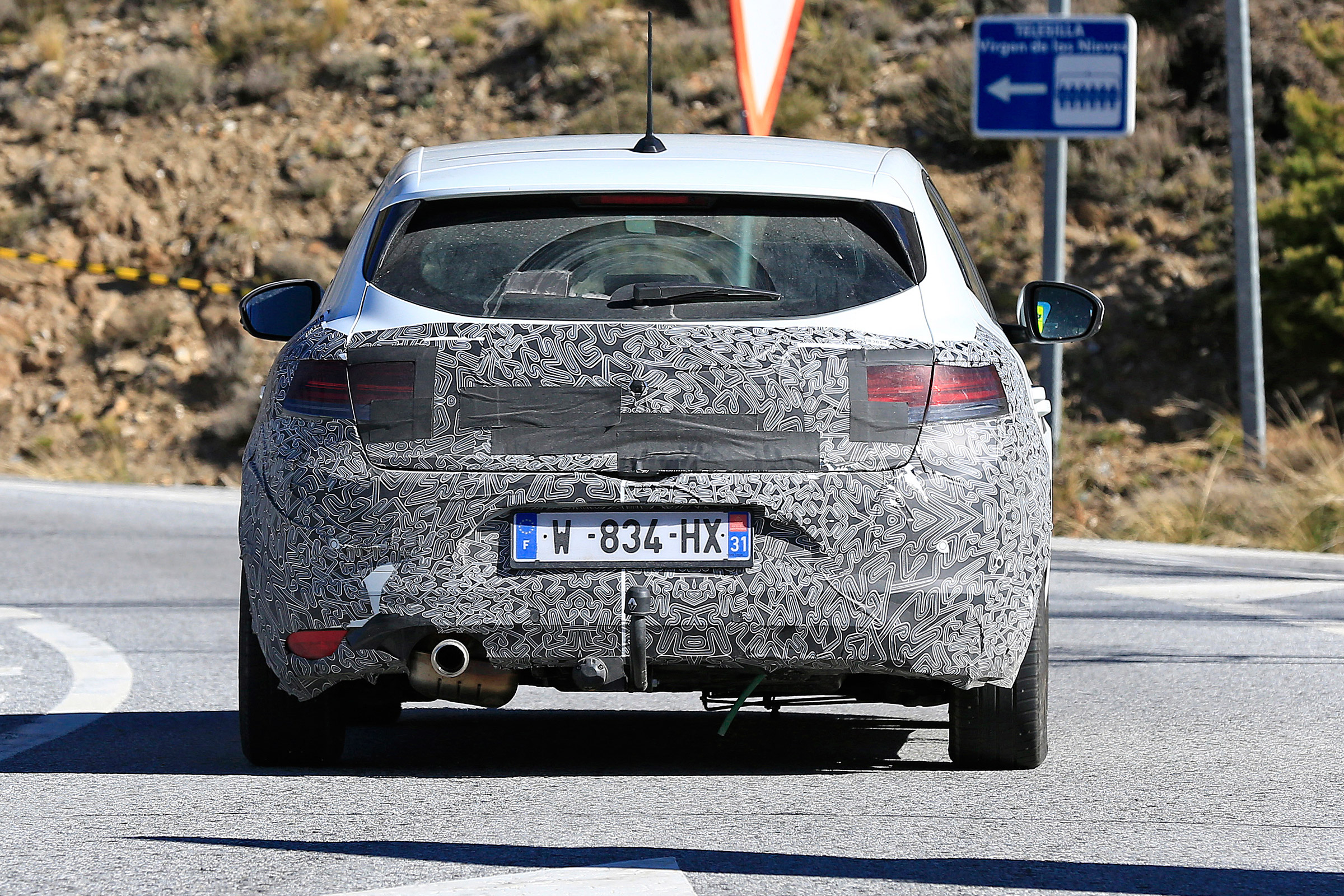 Renault Megane facelift spy shots 