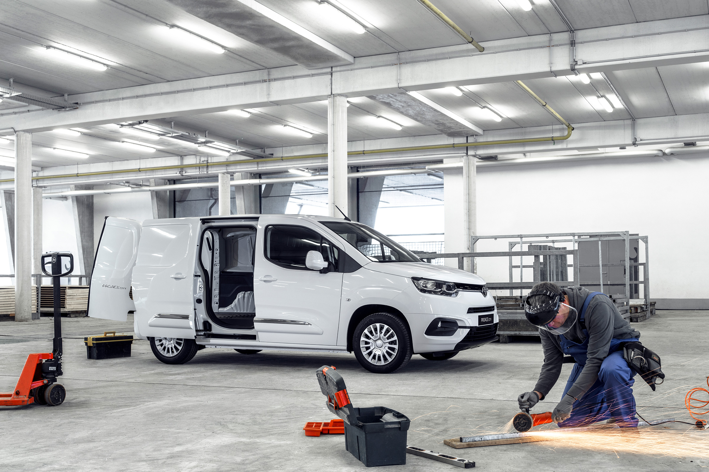 Toyota Proace City van - front static