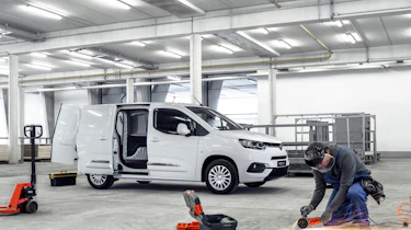 Toyota Proace City van - front static