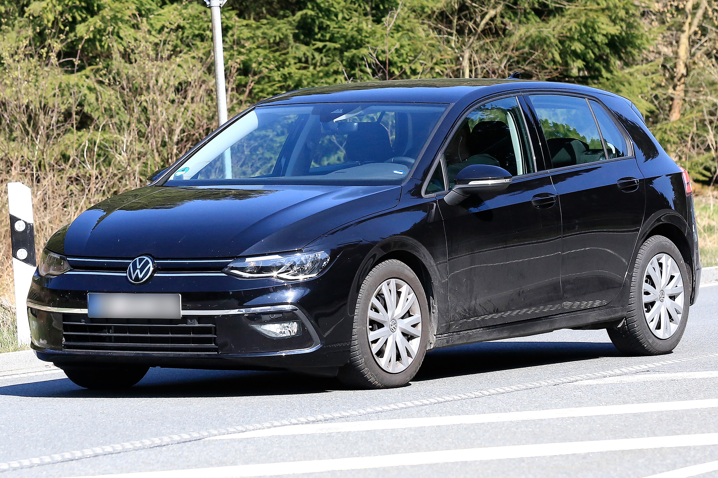 Volkswagen Golf spied - front tracking