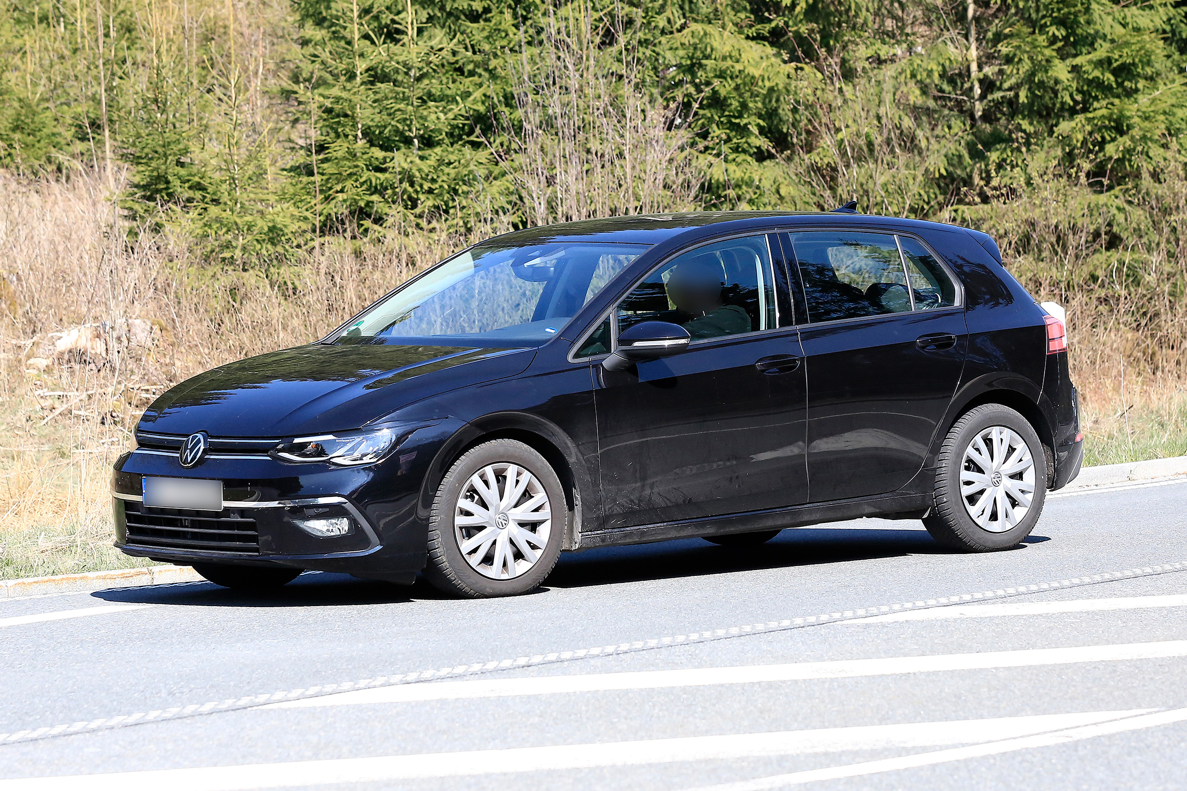 Volkswagen Golf spied - front tracking