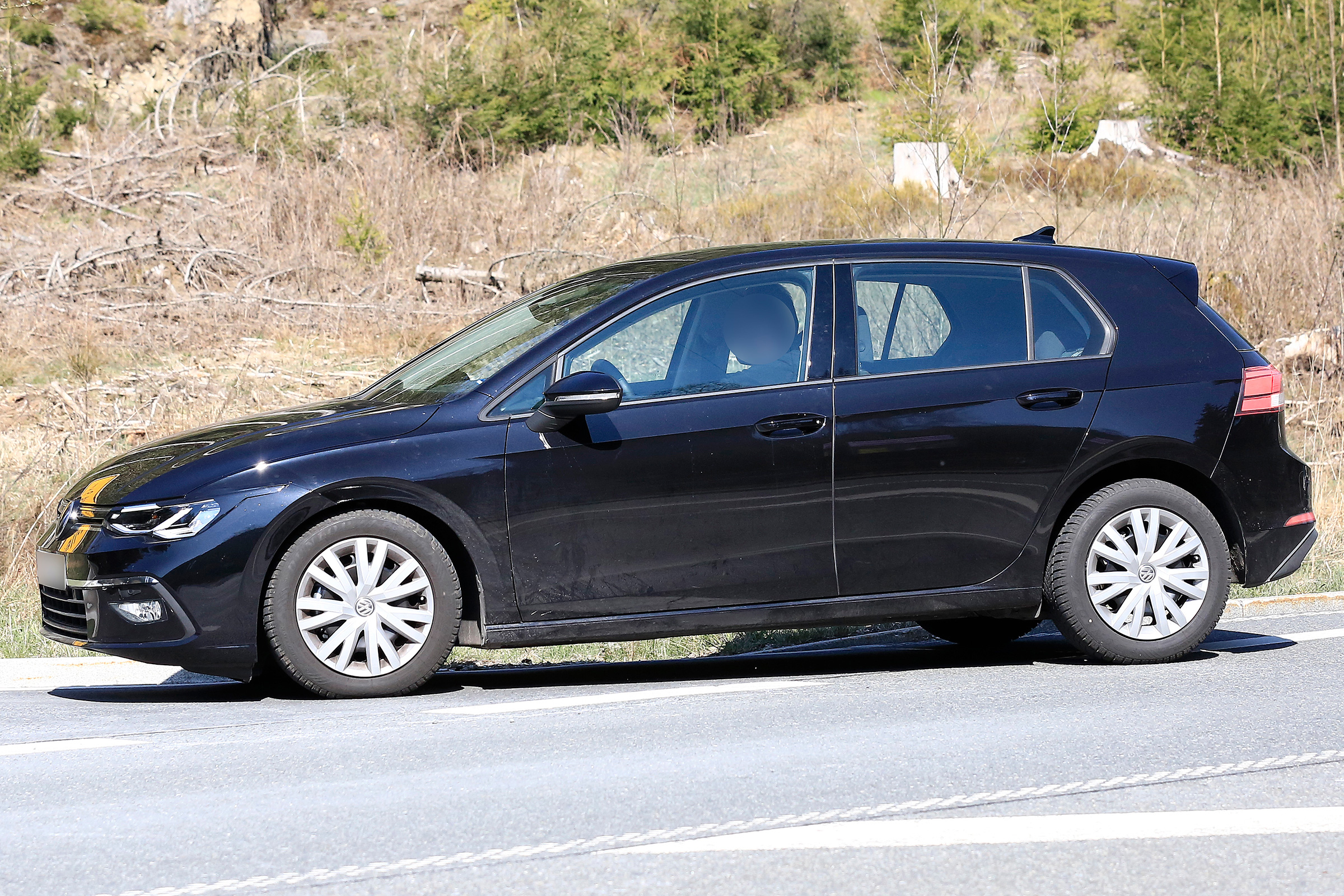 Volkswagen Golf spied - side tracking