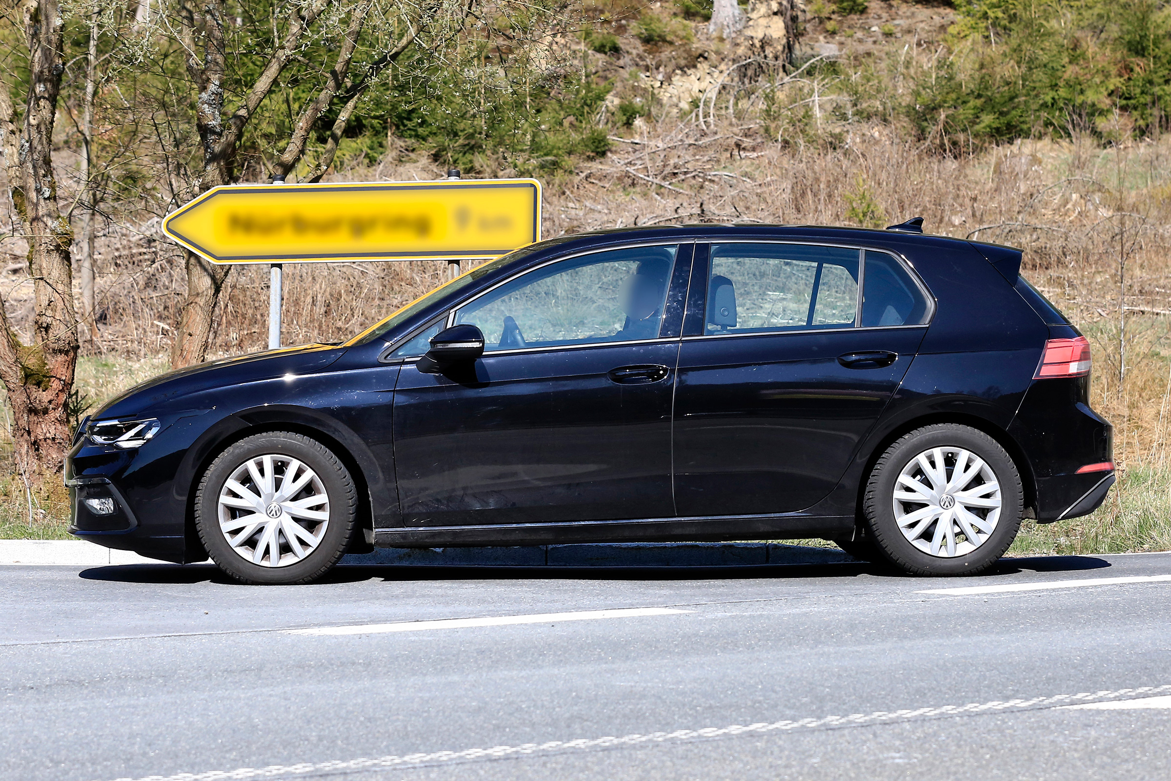 Volkswagen Golf spied - side tracking