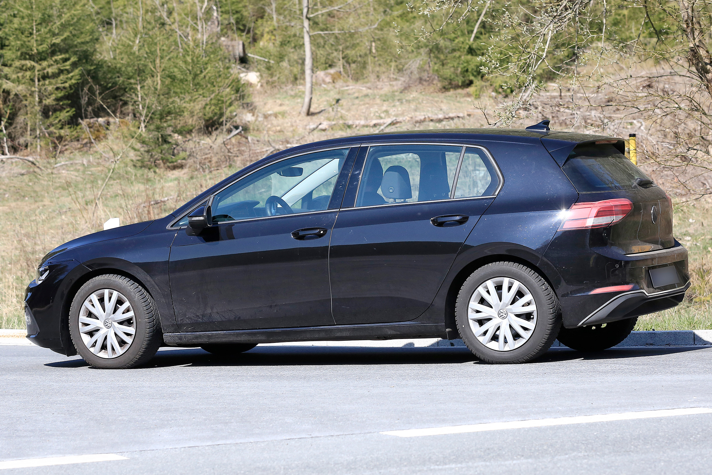 Volkswagen Golf spied - side tracking