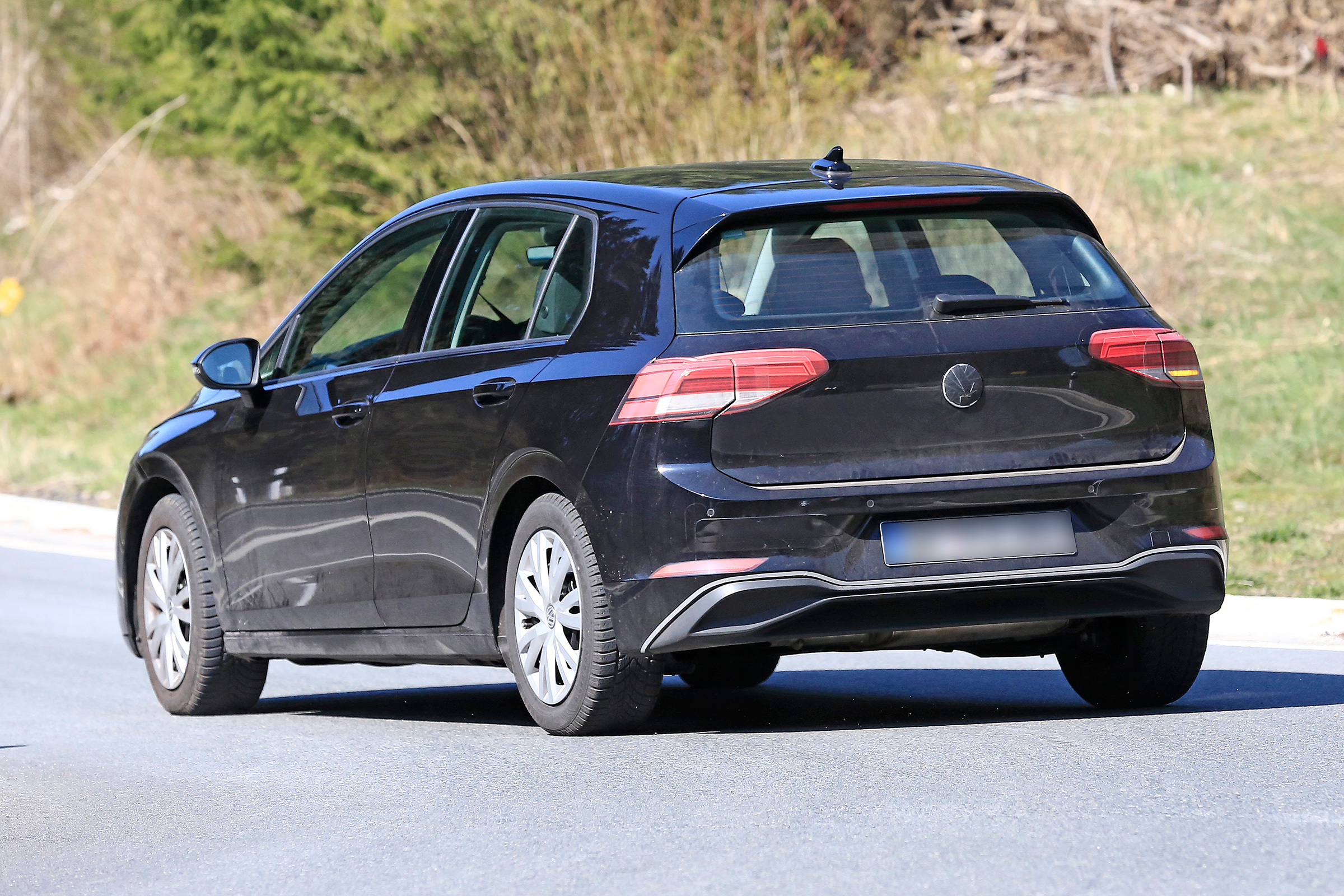 Volkswagen Golf spied - rear tracking