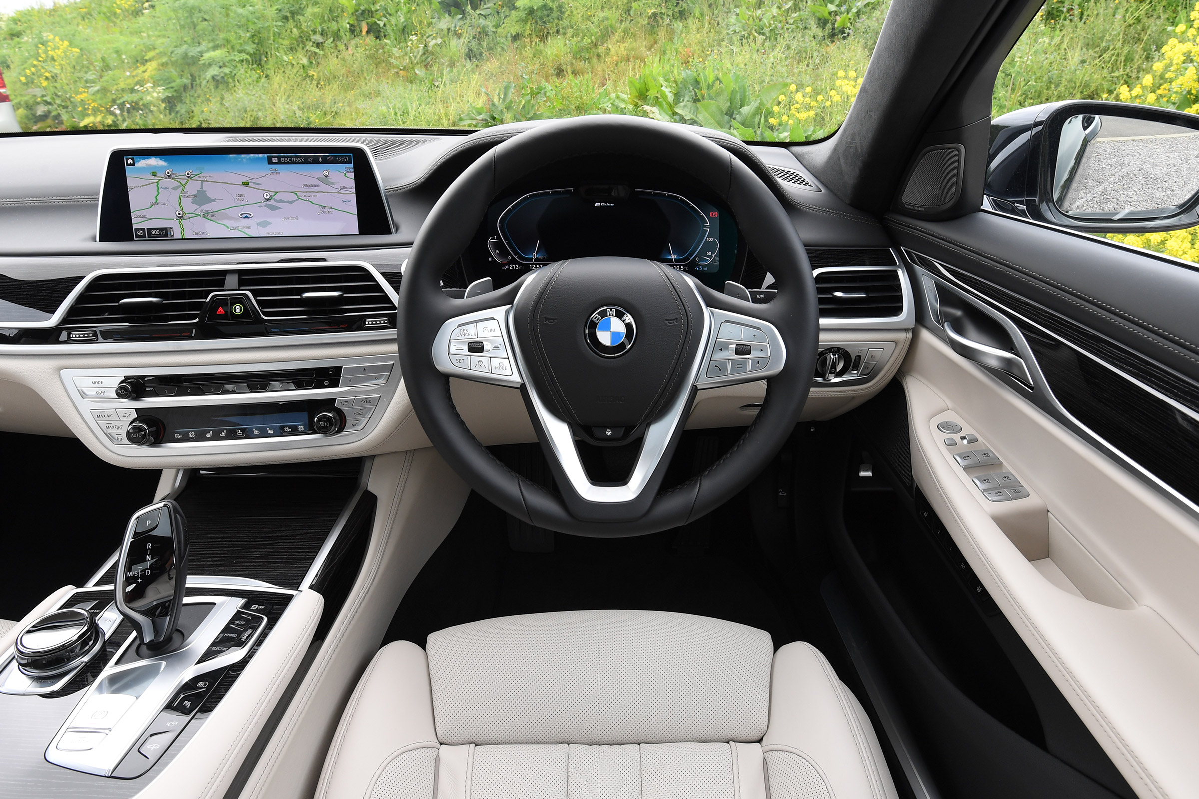 BMW 745Le xDrive - dash