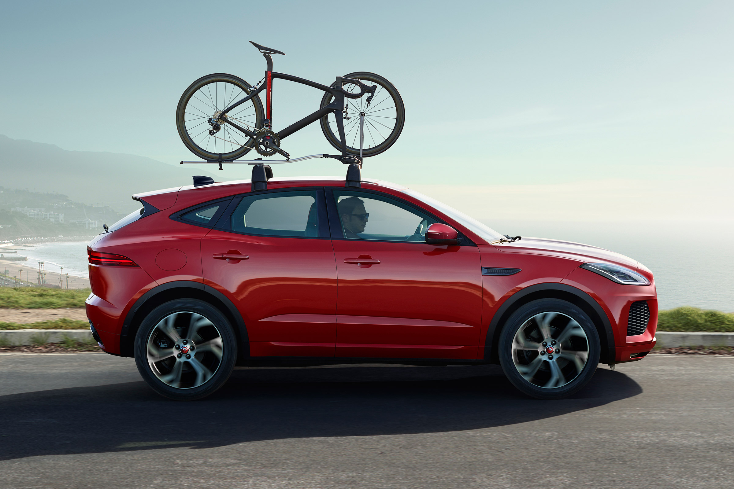 Jaguar E-Pace Chequered Flag Edition - side 