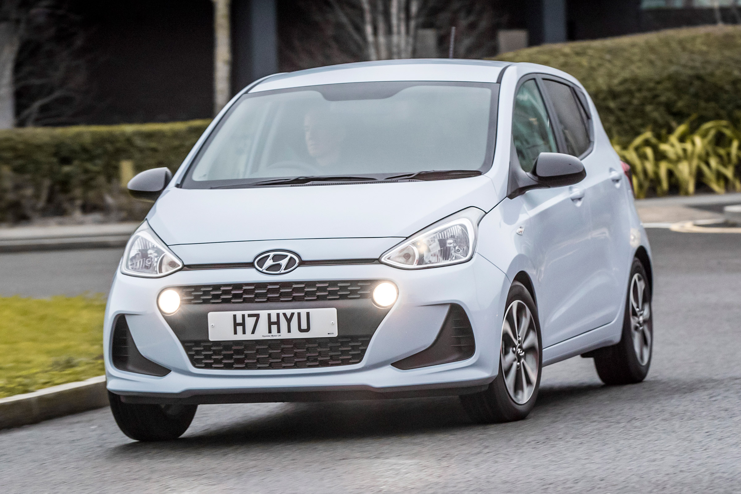Hyundai i10 Play - front cornering