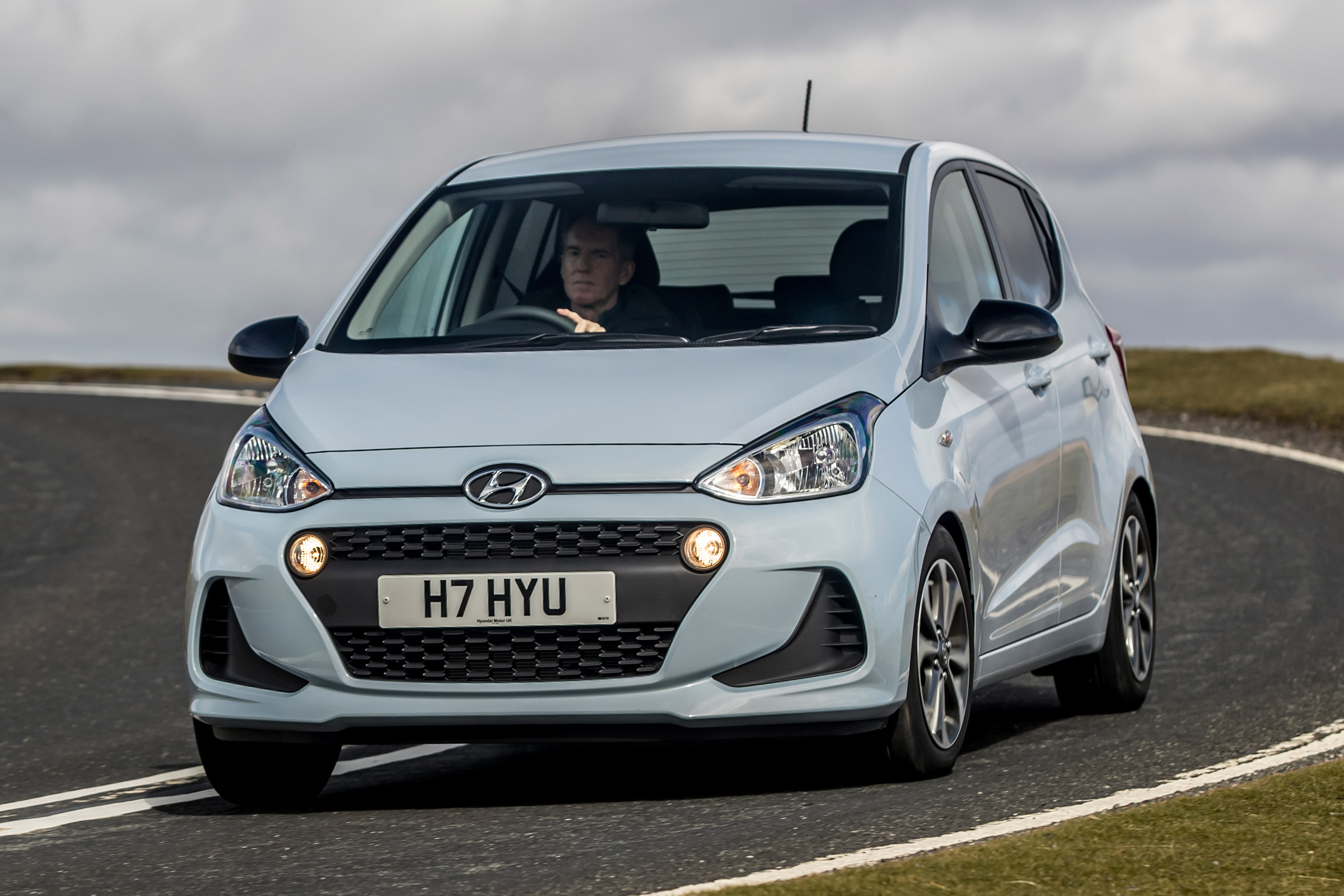Hyundai i10 Play - front cornering