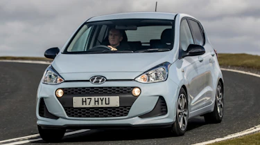 Hyundai i10 Play - front cornering
