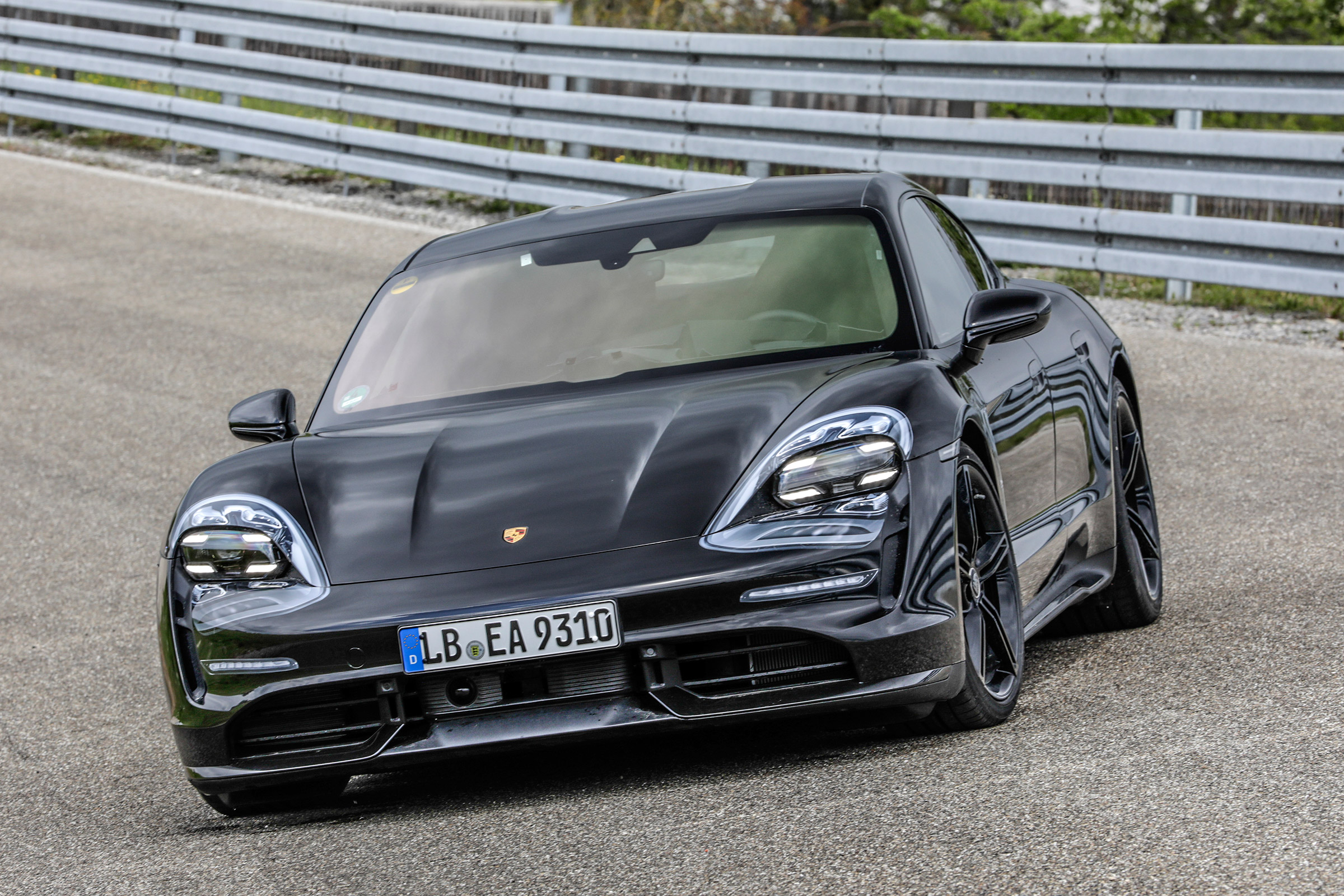 Porsche Taycan - front static