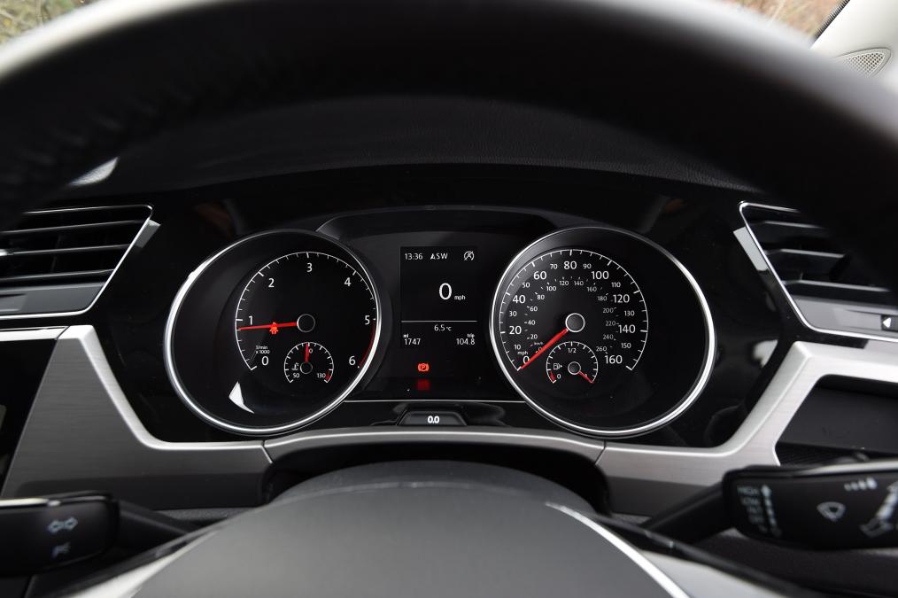 Used Volkswagen Touran - dials