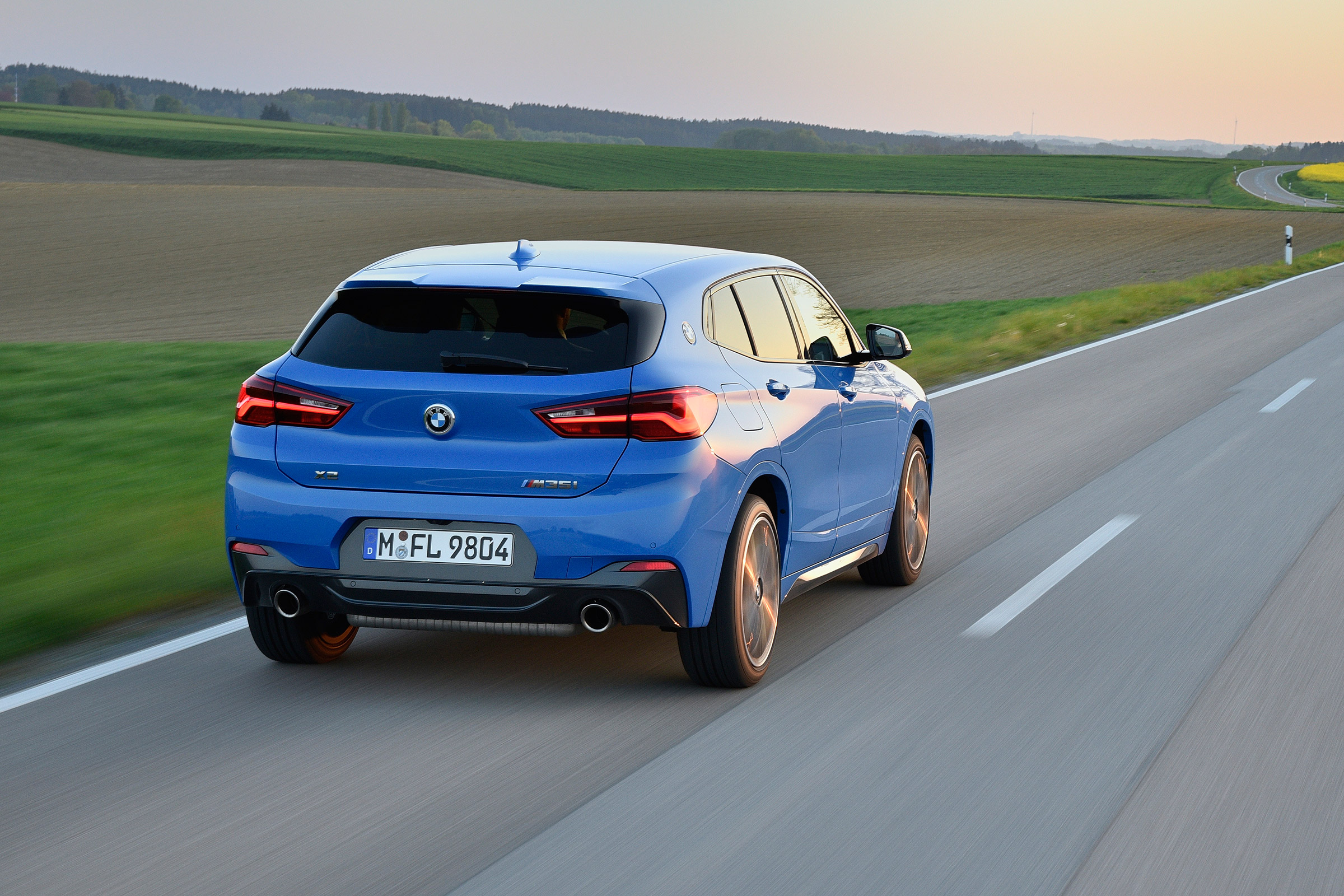 BMW X2 M35i - rear panning