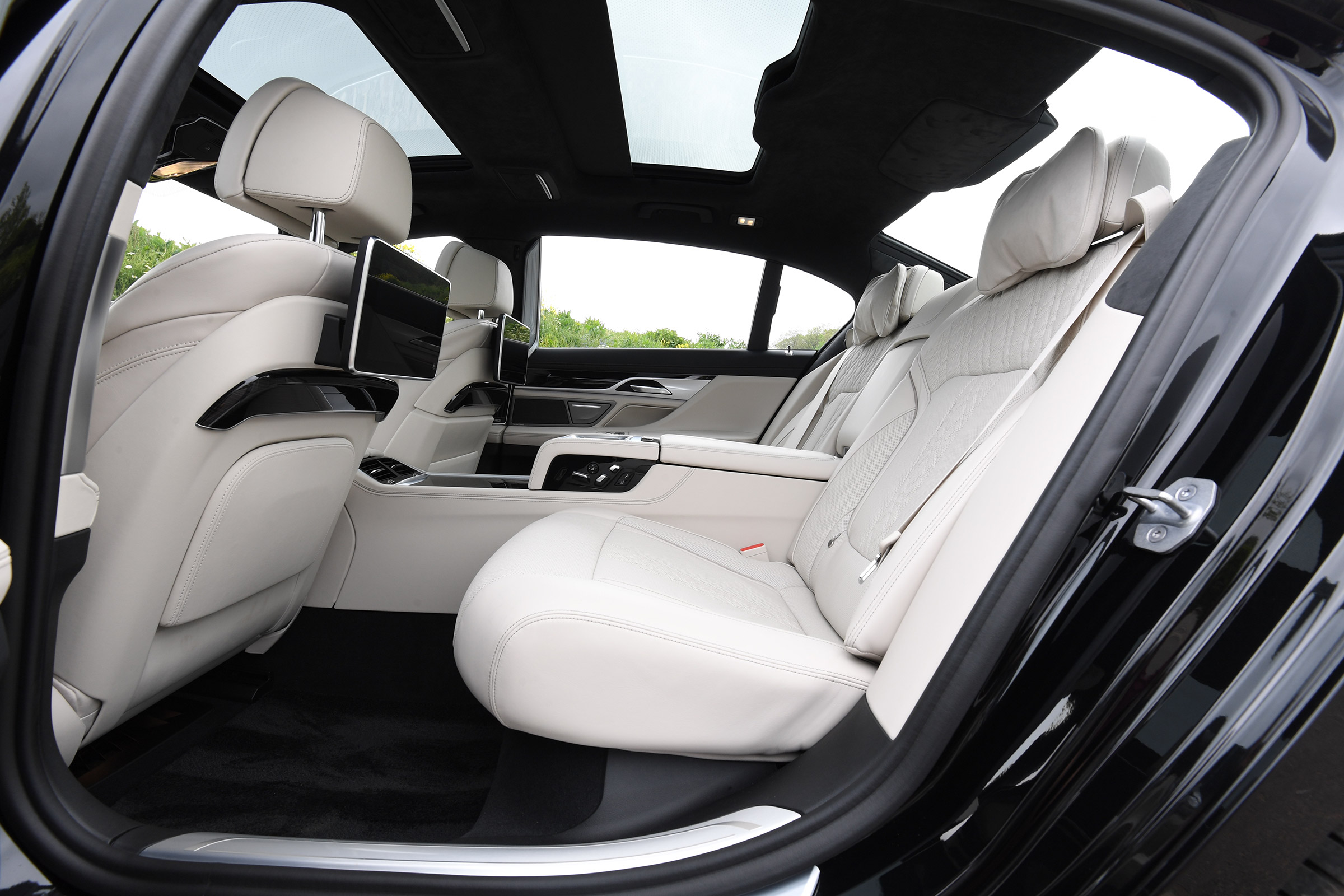 BMW 745Le xDrive - rear seats