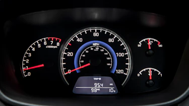 Hyundai i10 Play - dials