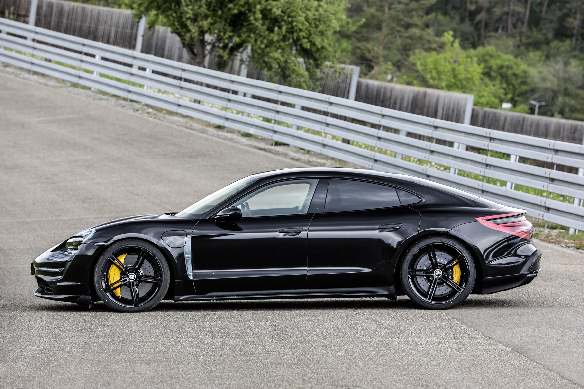 Porsche Taycan - side