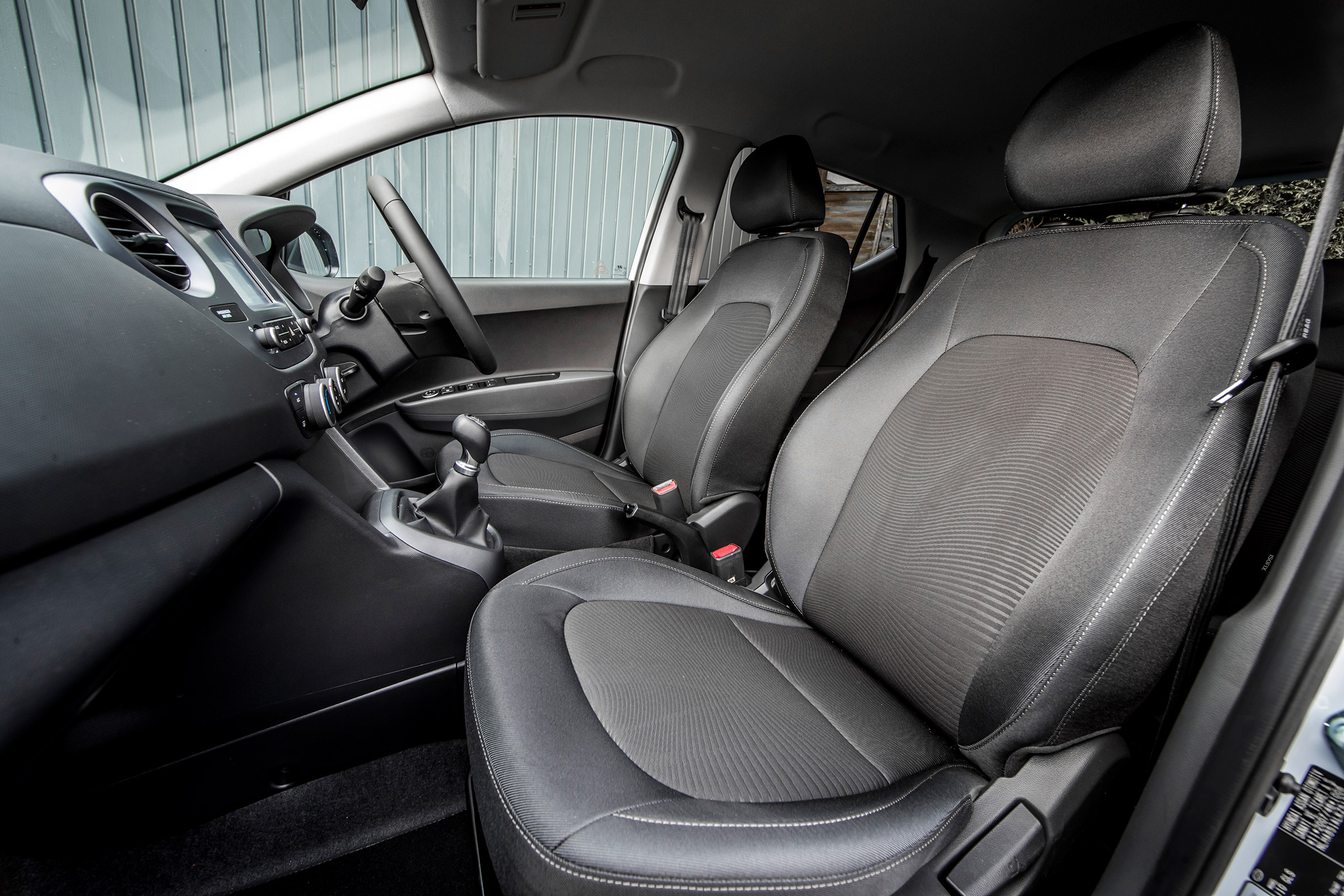Hyundai i10 Play - front seats