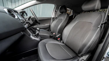 Hyundai i10 Play - front seats