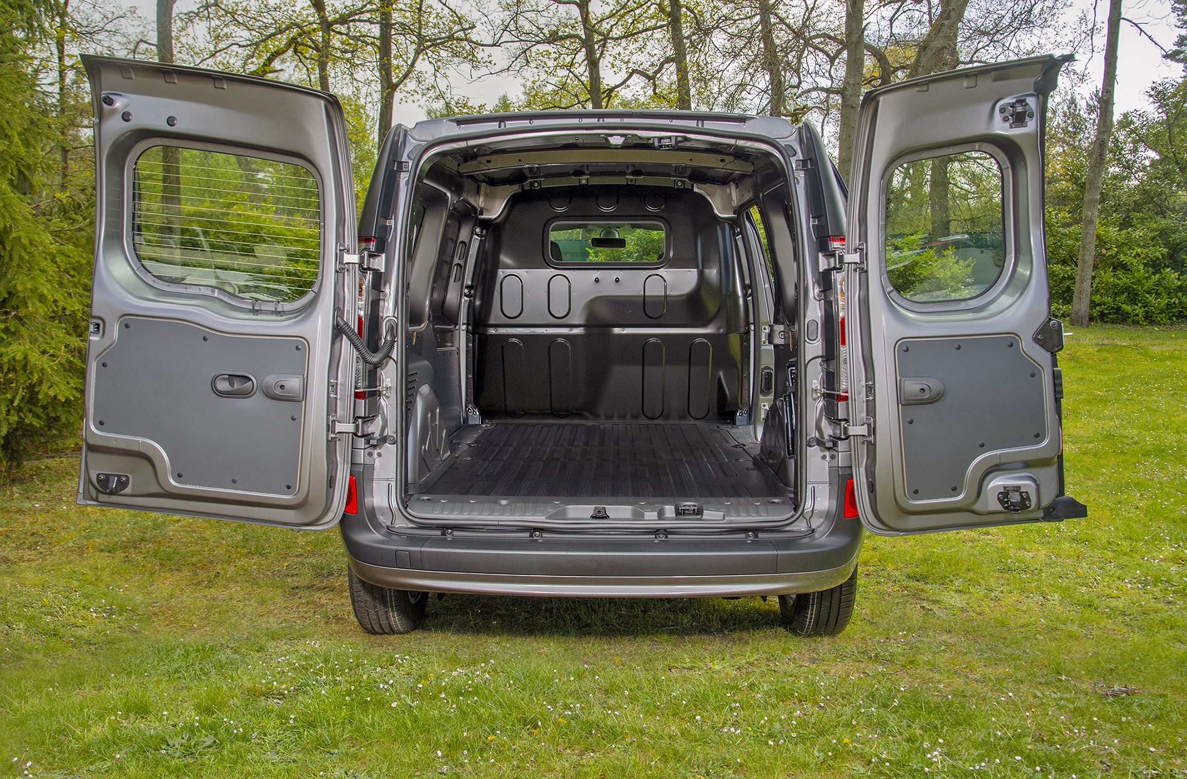 Nissan NV250 L2 rear doors