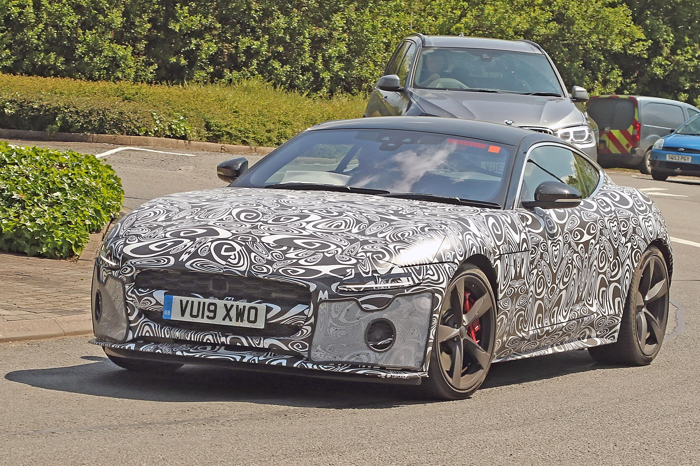 Jaguar F-Type facelift spy shot front quarter