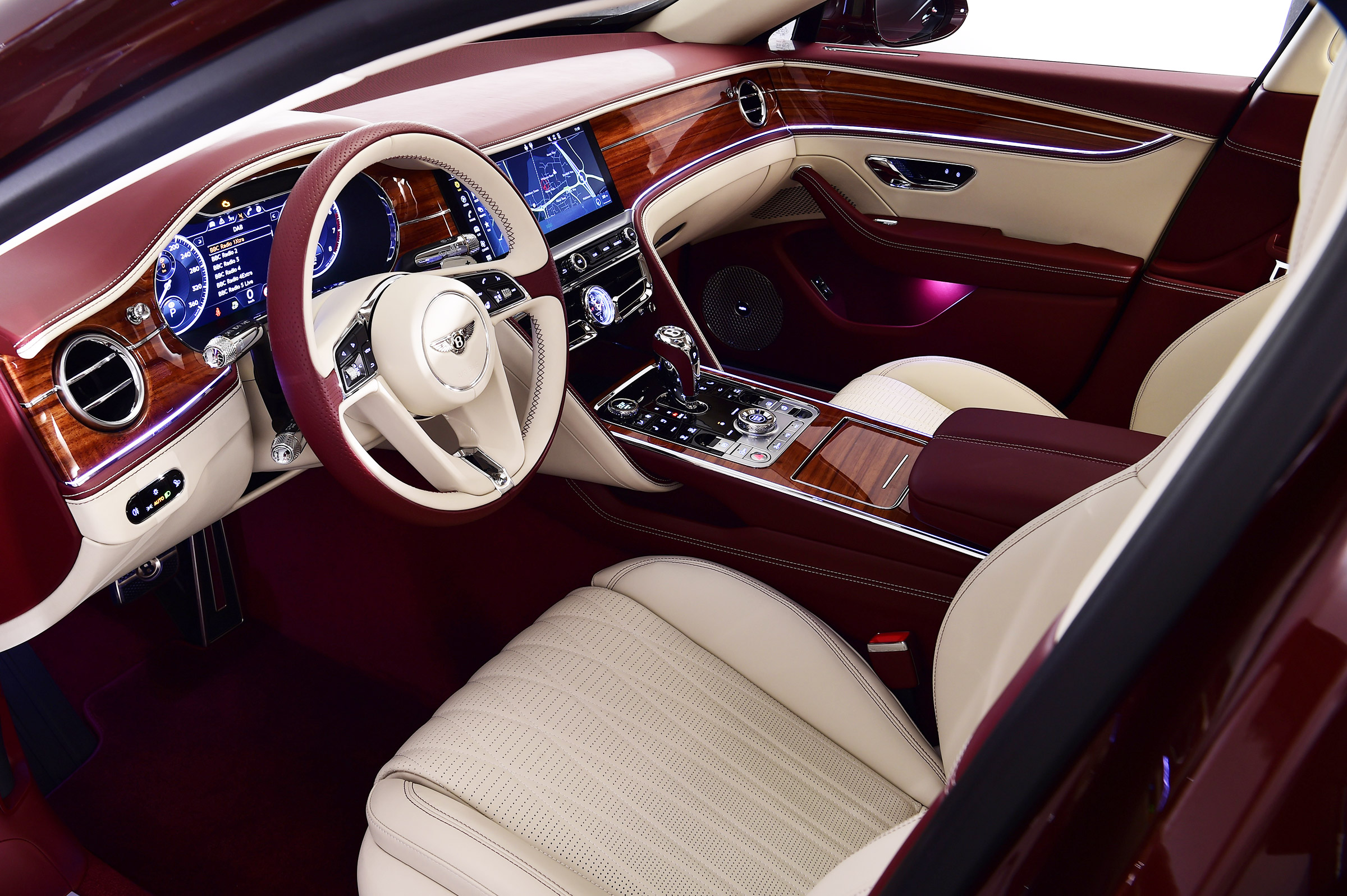 Bentley Flying Spur - studio dash