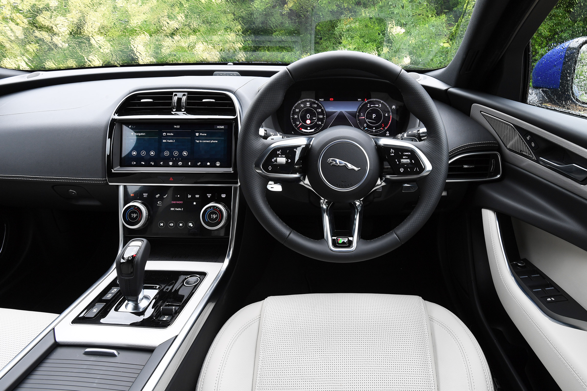 Jaguar XE - dash