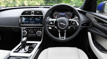 Jaguar XE - dash