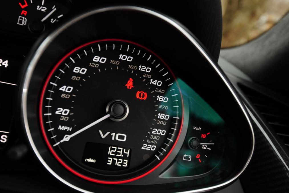 Used Audi R8 - dials
