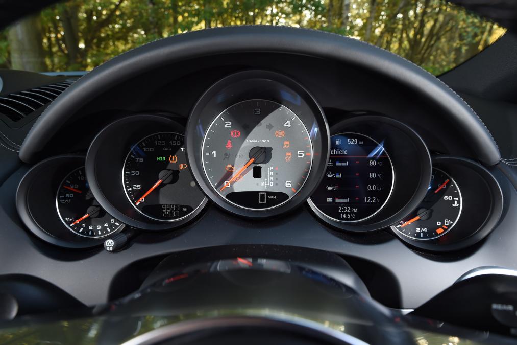 Used Porsche Cayenne - dials