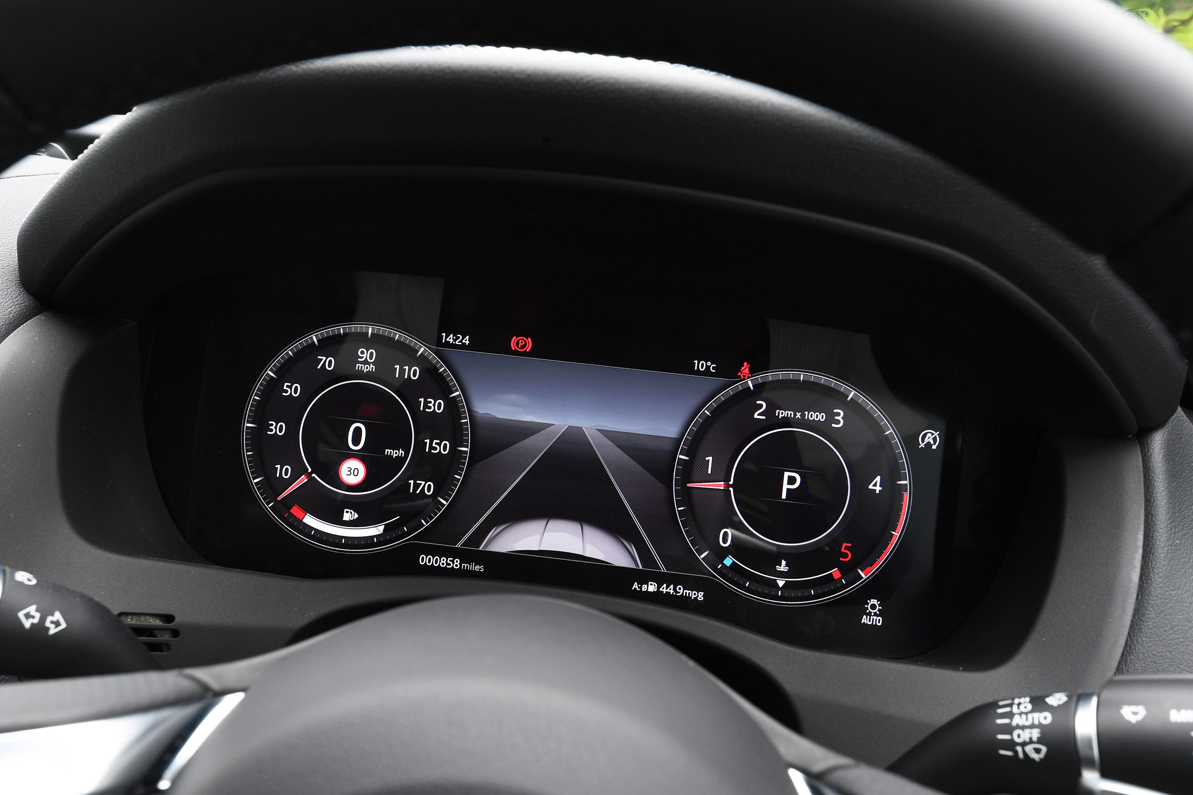 Jaguar XE - dials