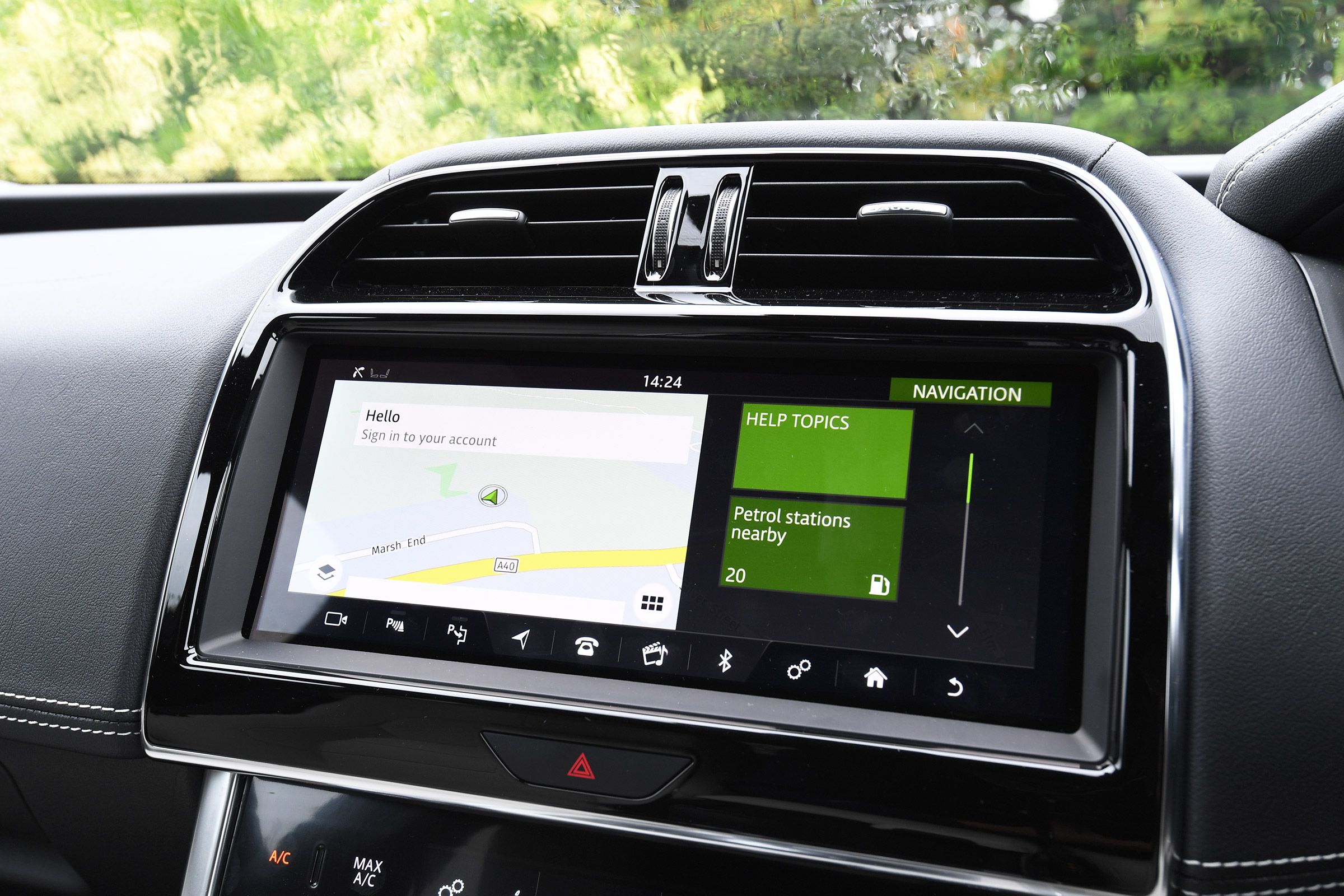 Jaguar XE - sat-nav