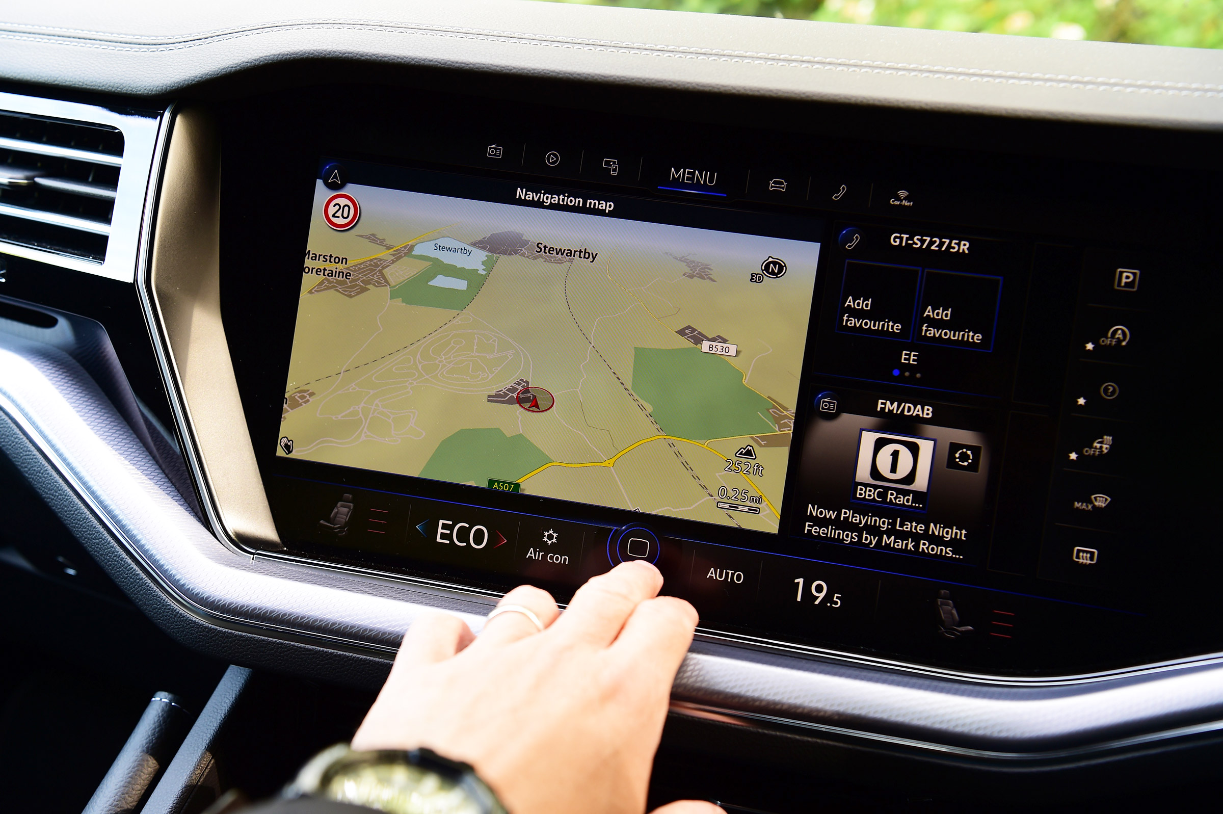 Volkswagen Touareg long termer - first report touchscreen