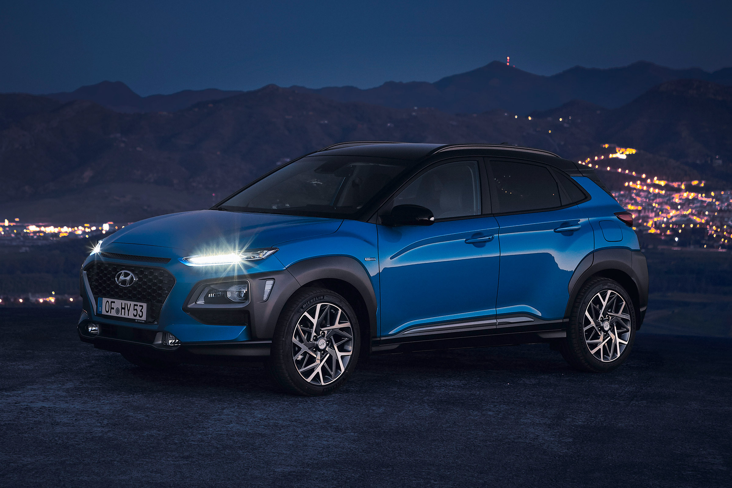 Hyundai Kona hybrid - front night