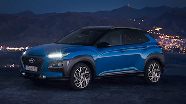 Hyundai Kona hybrid - front night