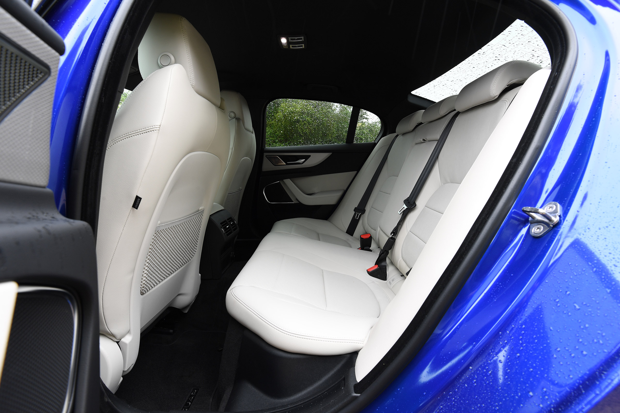 Jaguar XE - rear seats