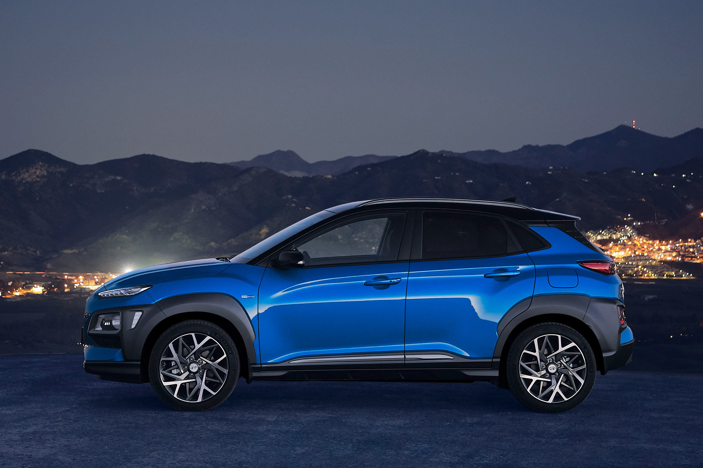 Hyundai Kona hybrid - side night