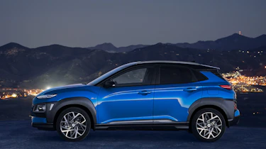 Hyundai Kona hybrid - side night