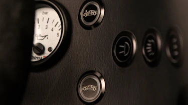 Ultima RS - studio interior detail