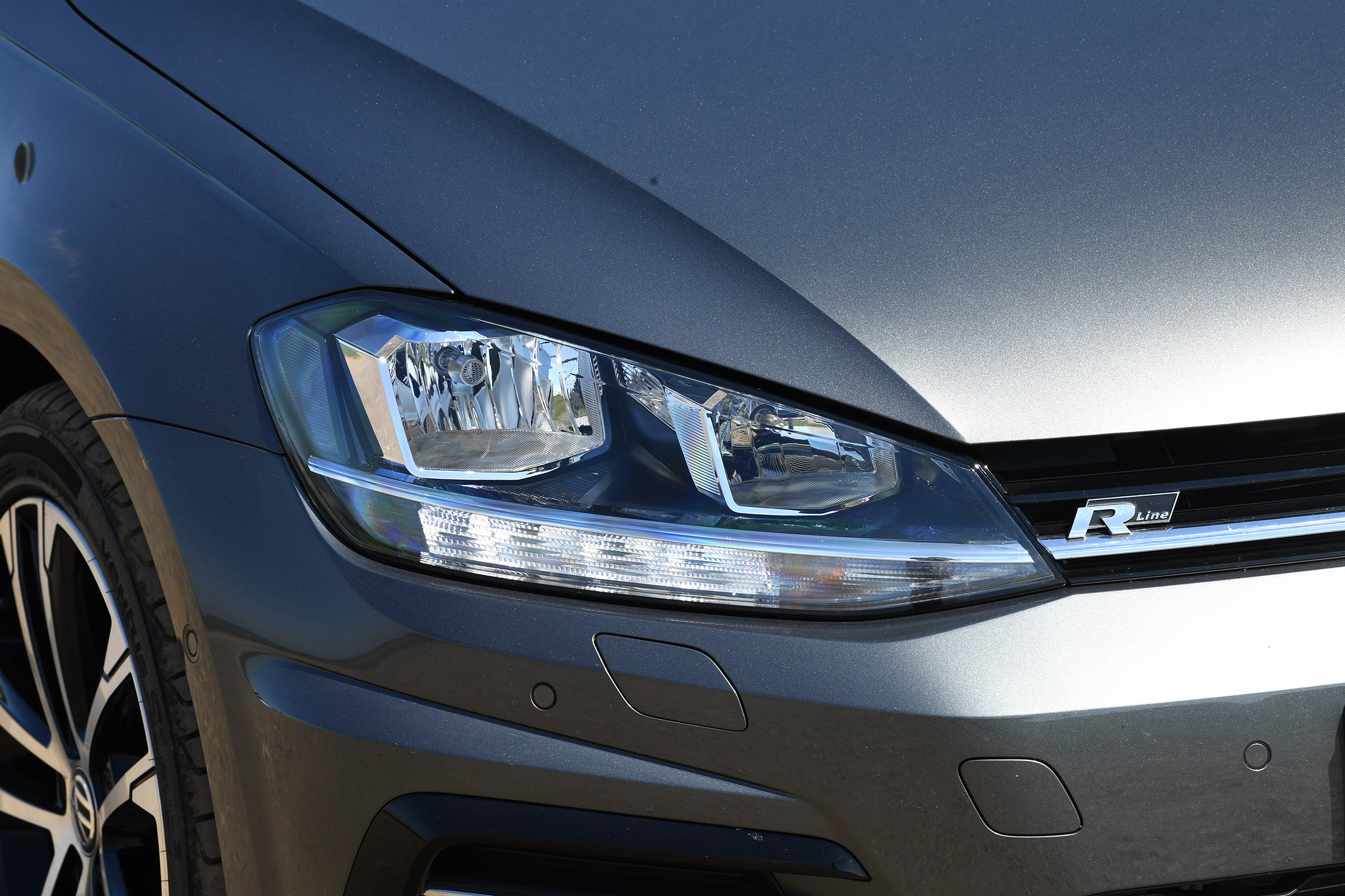 Volkswagen Golf - front light