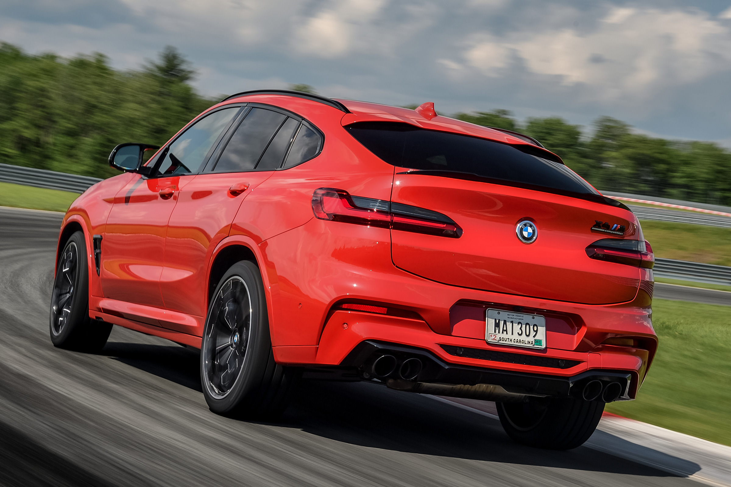 BMW X4 M Competition - rear tracking