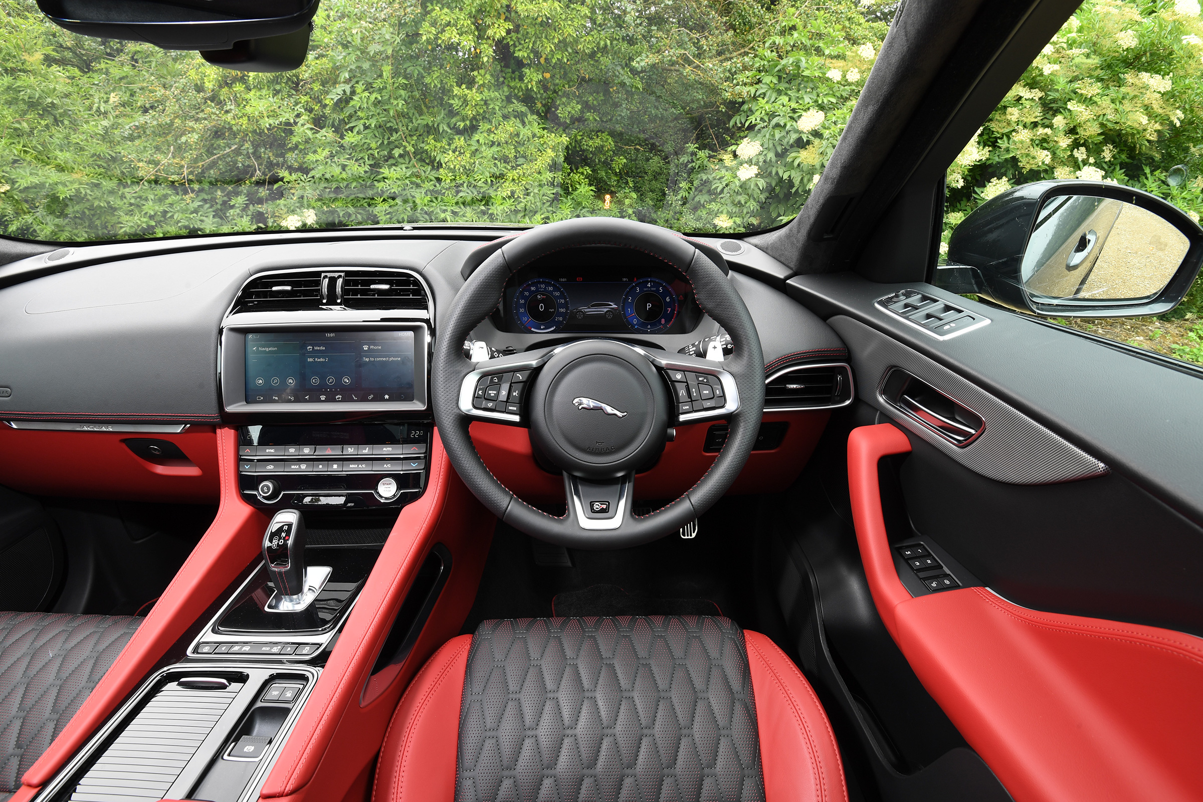 Jaguar F-Pace SVR - interior