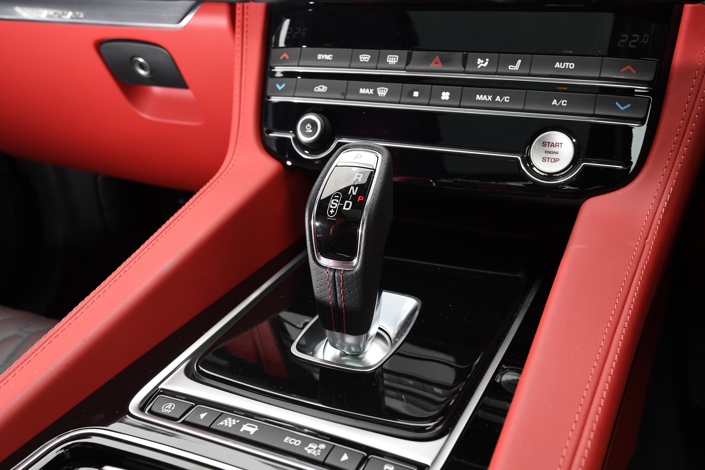Jaguar F-Pace SVR - gearstick