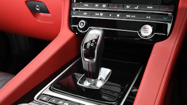 Jaguar F-Pace SVR - gearstick