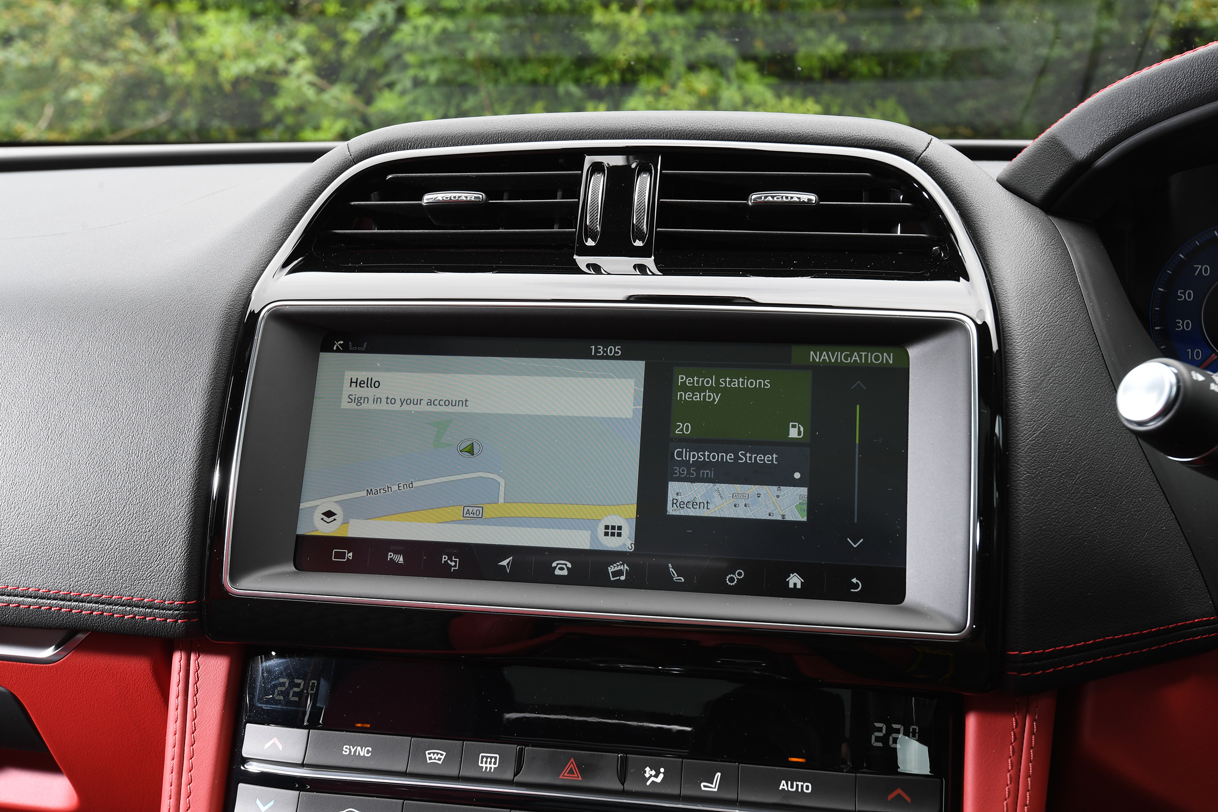 Jaguar F-Pace SVR - navigation
