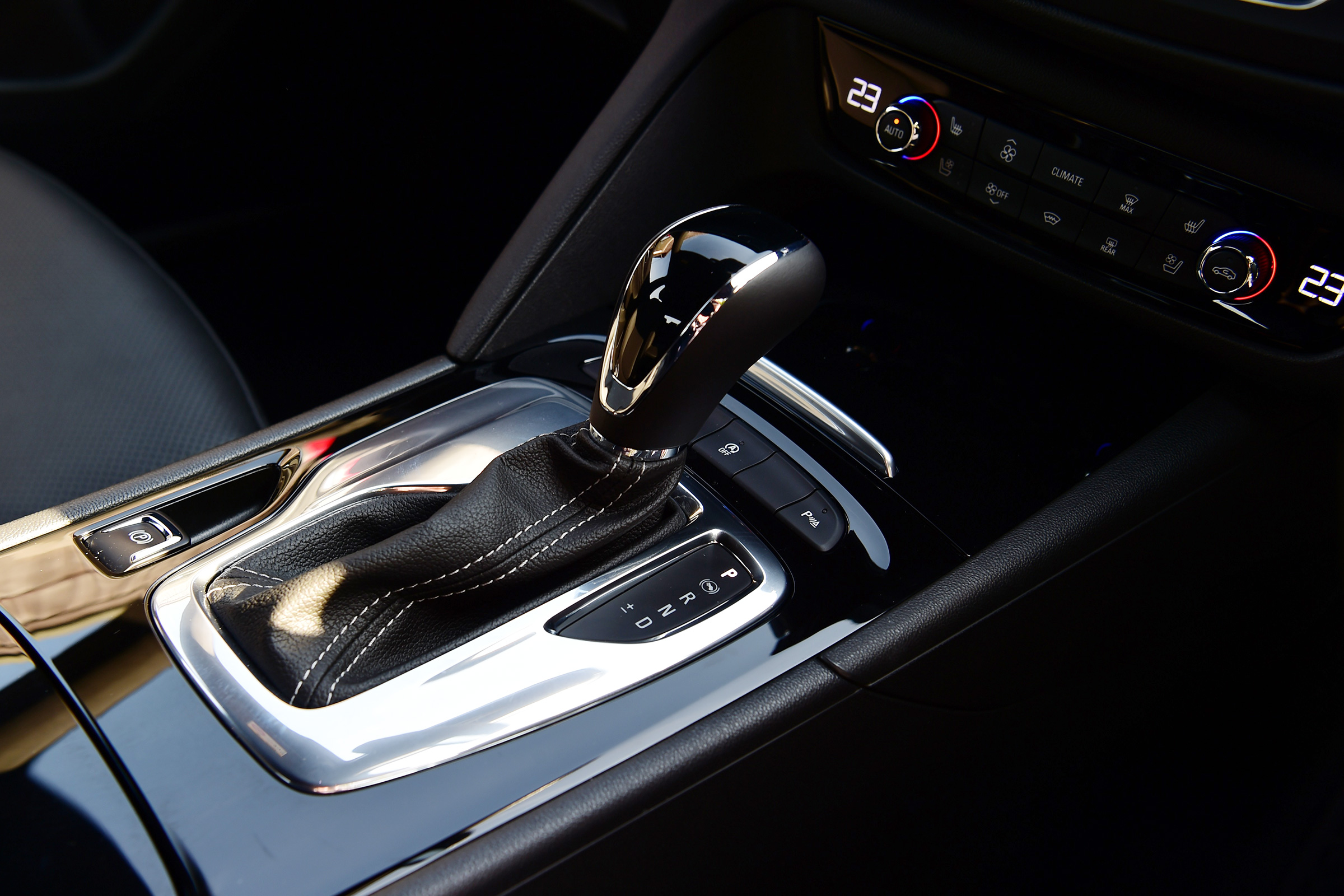 Vauxhall Insignia Grand Sport - gearstick