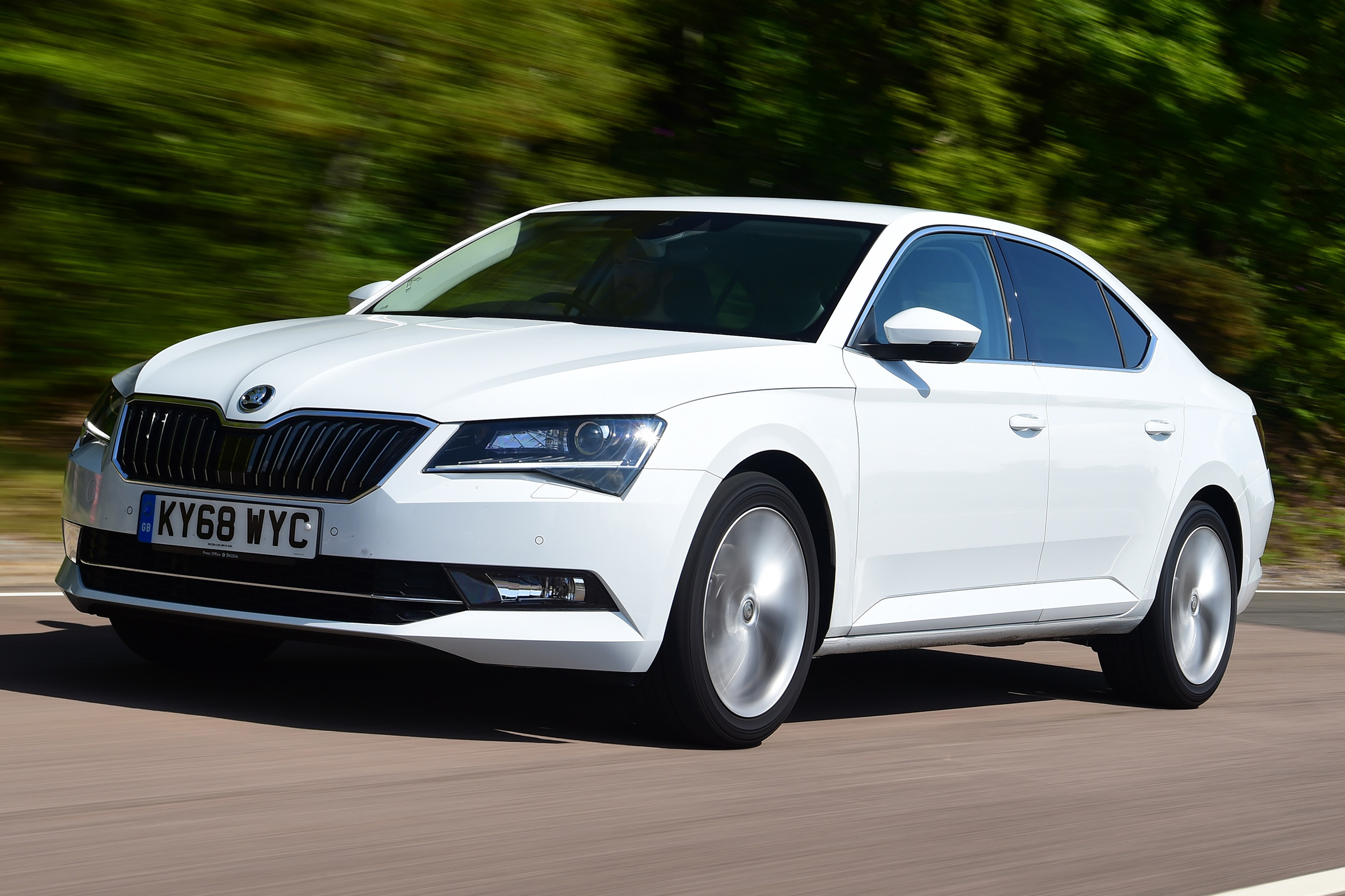 Skoda Superb - front tracking 