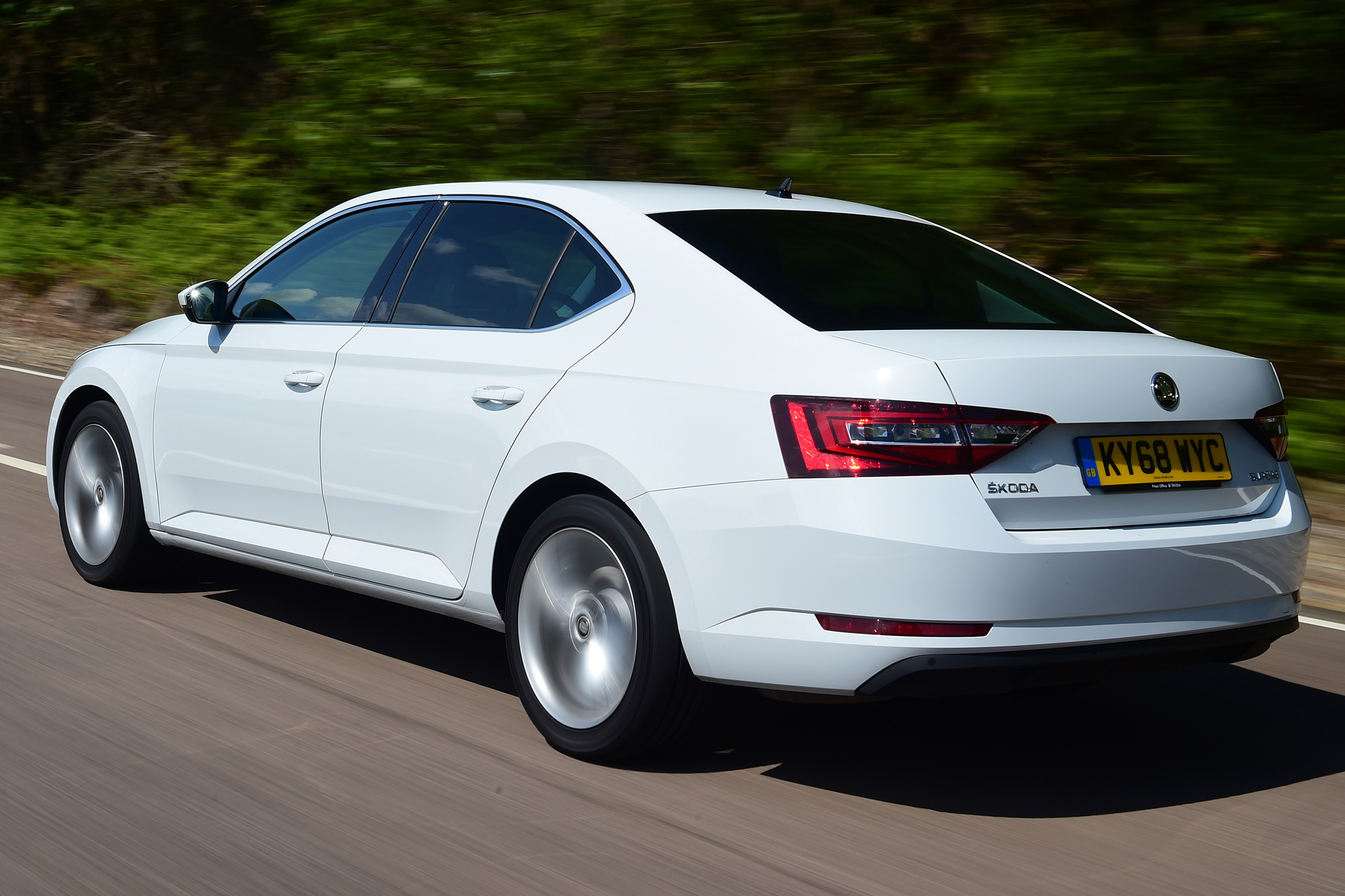 Skoda Superb - rear tracking 